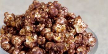 Pipoca doce com chocolate simples