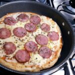 Pizza de frigideira em 10 minutos tudo gostoso calabresa