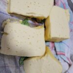 Queijo caseiro com leite de vaca tudo gostoso