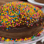 Bolo de chocolate batido na mão como preparar fofinho úmido macio
