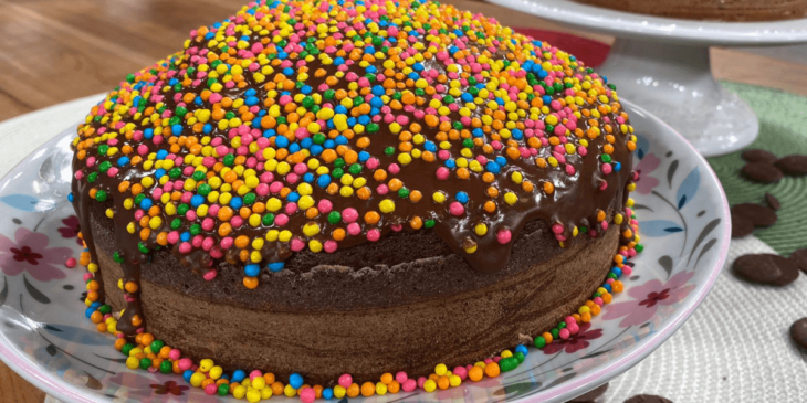 Bolo de chocolate batido na mão como preparar fofinho úmido macio