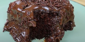 Bolo de chocolate mais molhadinho do mundo sem calda