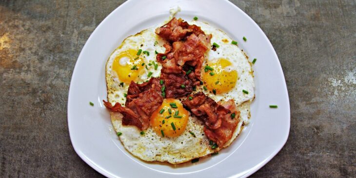 Ovos fritos na gordura do bacon como preparar