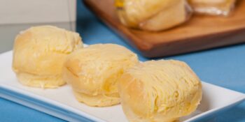 Pão de queijo recheado com cheddar