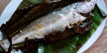 Peixe na folha de bananeira