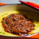 Polenta cremosa com ragu de costela tudo gostoso
