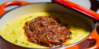 Polenta cremosa com ragu de costela