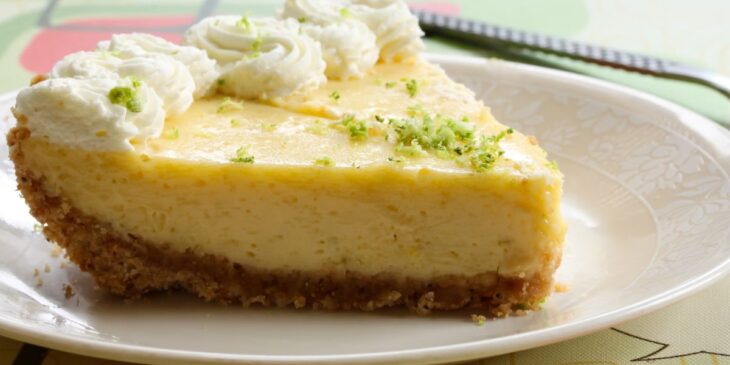 torta de limão com crosta de biscoito