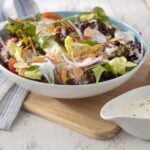 Salada refrescante com molho especial de iogurte receita