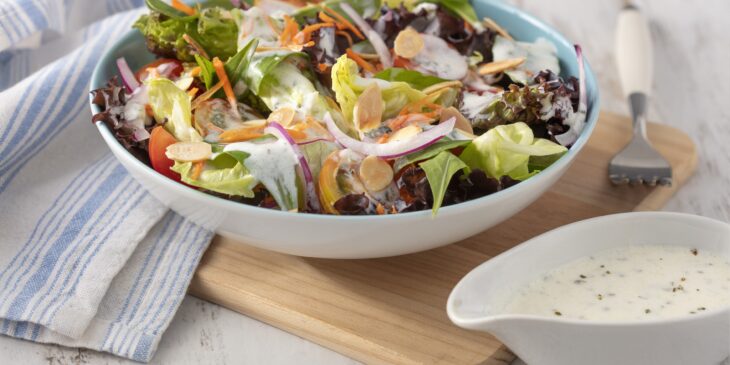 Salada refrescante com molho especial de iogurte receita