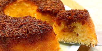 Bolo cremoso de mandioca com coco