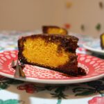 Bolo fofinho de cenoura com calda de chocolate