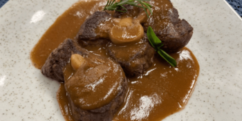 Medalhão de filé mignon ao molho madeira