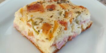 Torta salgada de liquidificador com recheio de presunto e queijo