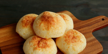Pão de queijo congelado crocante no forno