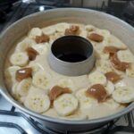 Bolo de banana com doce de leite do Tiktok cremoso fofinho úmido