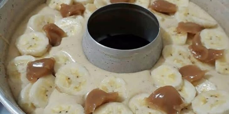 Bolo de banana com doce de leite do Tiktok cremoso fofinho úmido