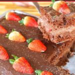 Bolo de chocolate com recheio de morango fofinho úmido