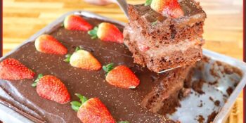 Bolo de chocolate com recheio de morango