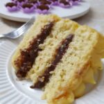 Bolo de coco com recheio de chocolate fofinho úmido