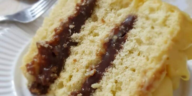 Bolo de coco com recheio de chocolate fofinho úmido