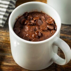 Brownie de caneca com cobertura tudo gostoso