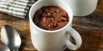 Brownie de caneca com cobertura
