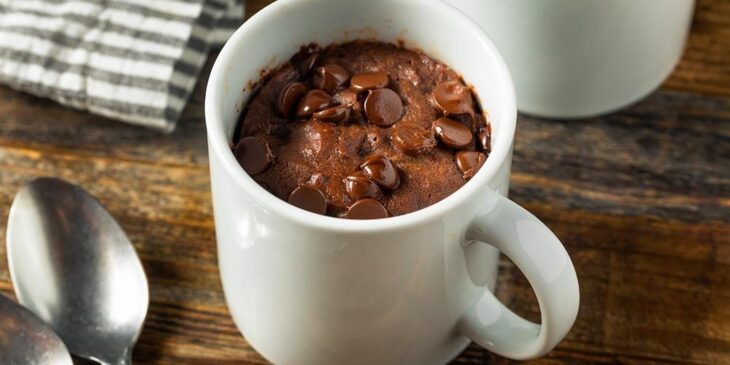 Brownie de caneca com cobertura tudo gostoso