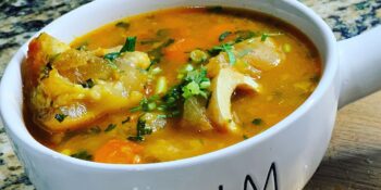 Caldo de ossos com mocotó