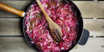 Cebola roxa caramelizada