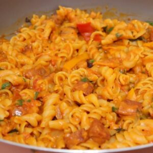 Macarrão parafuso com molho de tomate cremoso