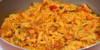 Macarrão parafuso com molho de tomate