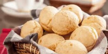 Pão de queijo recheado com queijo prato