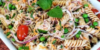 Salada de macarrão parafuso com atum