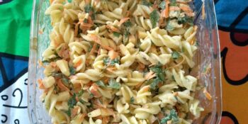 Salada fria de macarrão parafuso com maionese