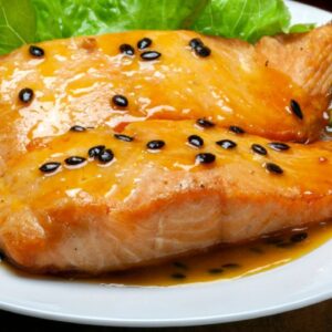 Salmão romântico do Tiktok cremoso molho maracujá