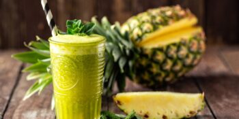 Suco detox com abacaxi