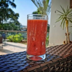 Suco detox com morango tudo gostoso