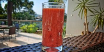Suco detox com morango