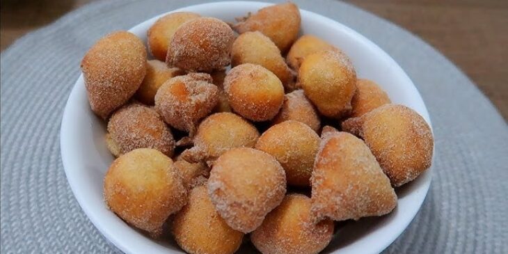 Bolinho de chuva tradicional simples com água