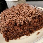 Bolo de chocolate amargo úmido e fofinho receita como preparar