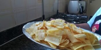 Chips de mandioca com lemon pepper