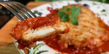 Frango à parmegiana na frigideira