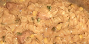 Macarrão de panela de pressão com bacon e calabresa