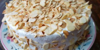 Bolo de amêndoas com conhaque e recheio de damasco