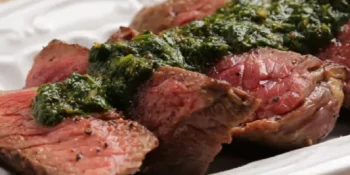Bife ancho grelhado com chimichurri argentino