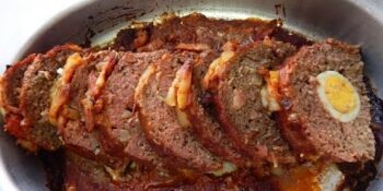 Bolo de carne recheado com ovos, presunto e queijo