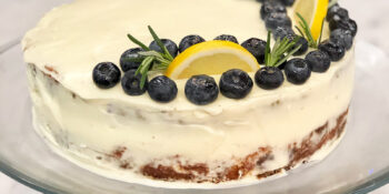 Bolo de limão siciliano com recheio de blueberry e cream cheese