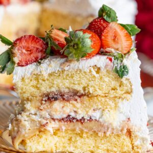 Bolo de morango com camadas de suspiro e chantininho