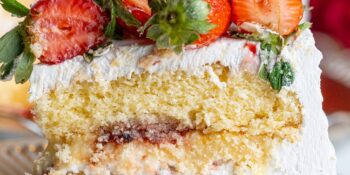 Bolo de morango com camadas de suspiro e chantininho